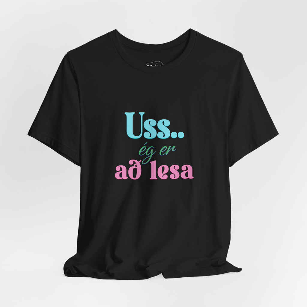 Uss.. ég er að lesa - stuttermabolur